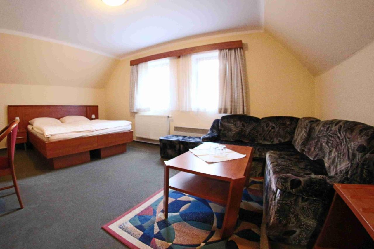 Hotel Koruna Karlštejn Εξωτερικό φωτογραφία