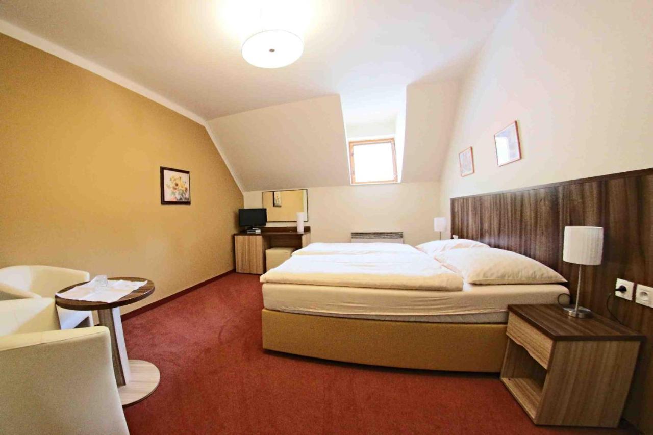 Hotel Koruna Karlštejn Εξωτερικό φωτογραφία
